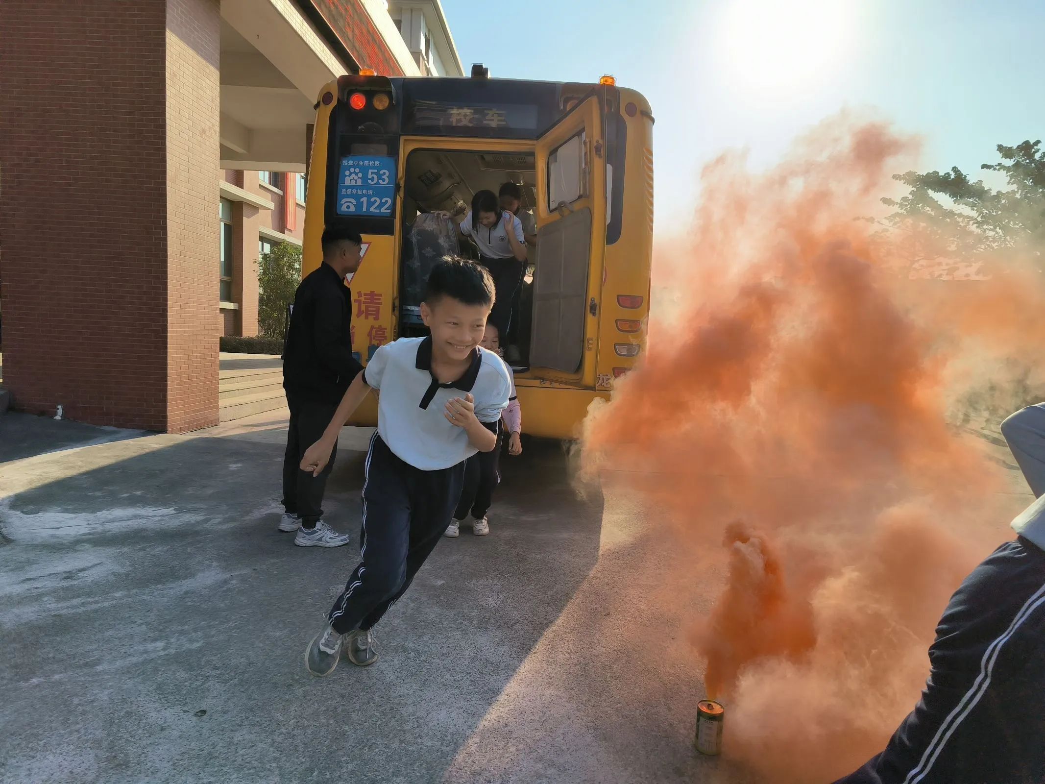 為愛護航，安全伴我行——古鎮(zhèn)新徽學校校車安全演練活動紀實