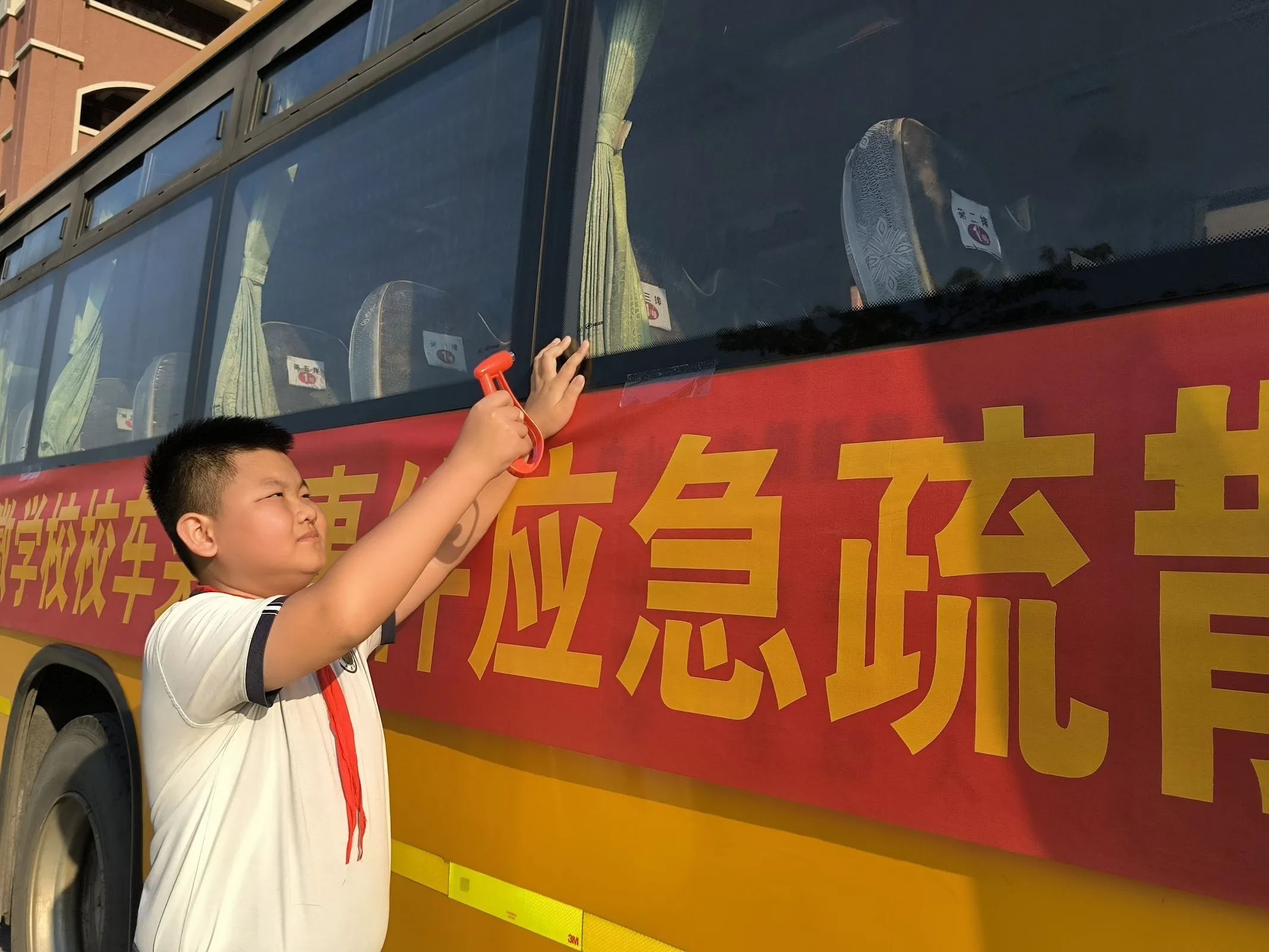 為愛護航，安全伴我行——古鎮(zhèn)新徽學校校車安全演練活動紀實