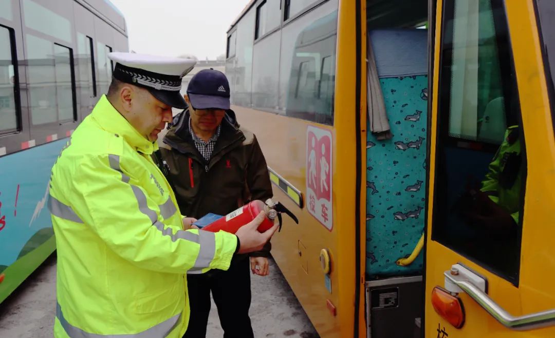 【百日行動(dòng)】‖ 筑牢校車安全防線 擰緊冬季校車出行“安全閥” 圖片