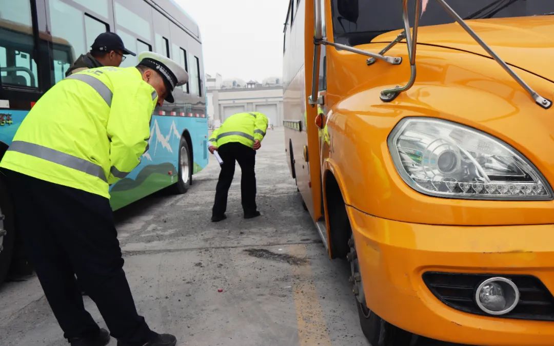 【百日行動(dòng)】‖ 筑牢校車安全防線 擰緊冬季校車出行“安全閥” 圖片