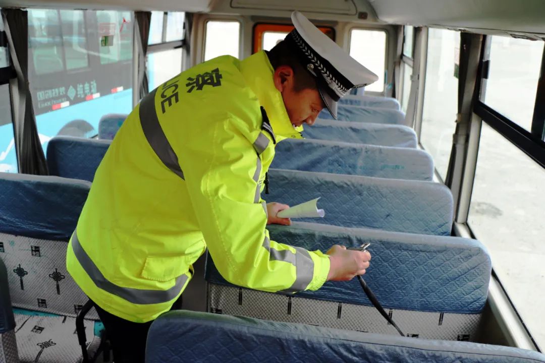 【百日行動(dòng)】‖ 筑牢校車安全防線 擰緊冬季校車出行“安全閥” 圖片