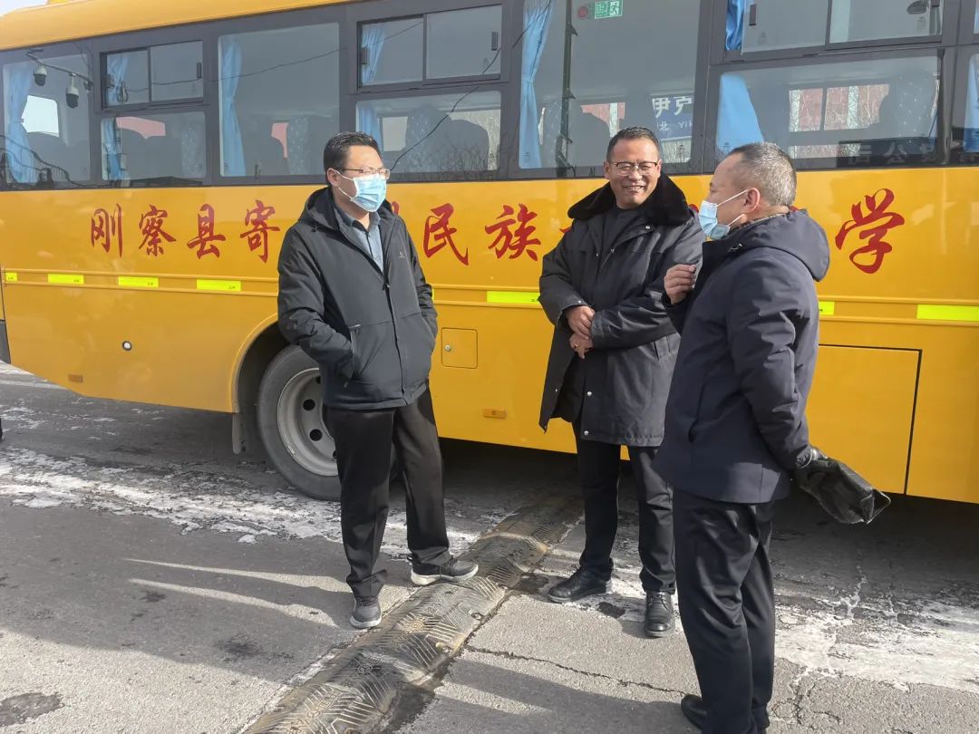 【督導(dǎo)檢查】縣教育局對(duì)校車安全開(kāi)展督導(dǎo)檢查工作 圖片