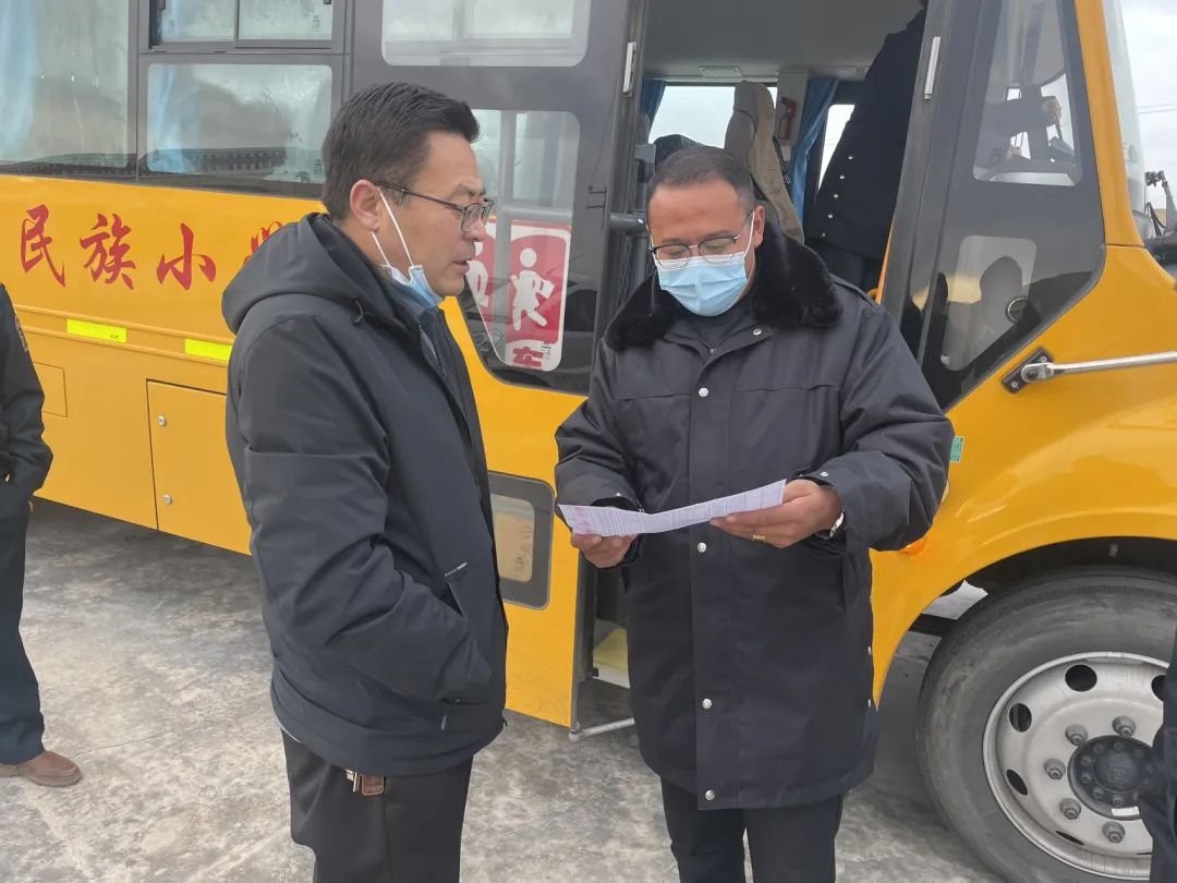 【督導(dǎo)檢查】縣教育局對(duì)校車安全開(kāi)展督導(dǎo)檢查工作 圖片
