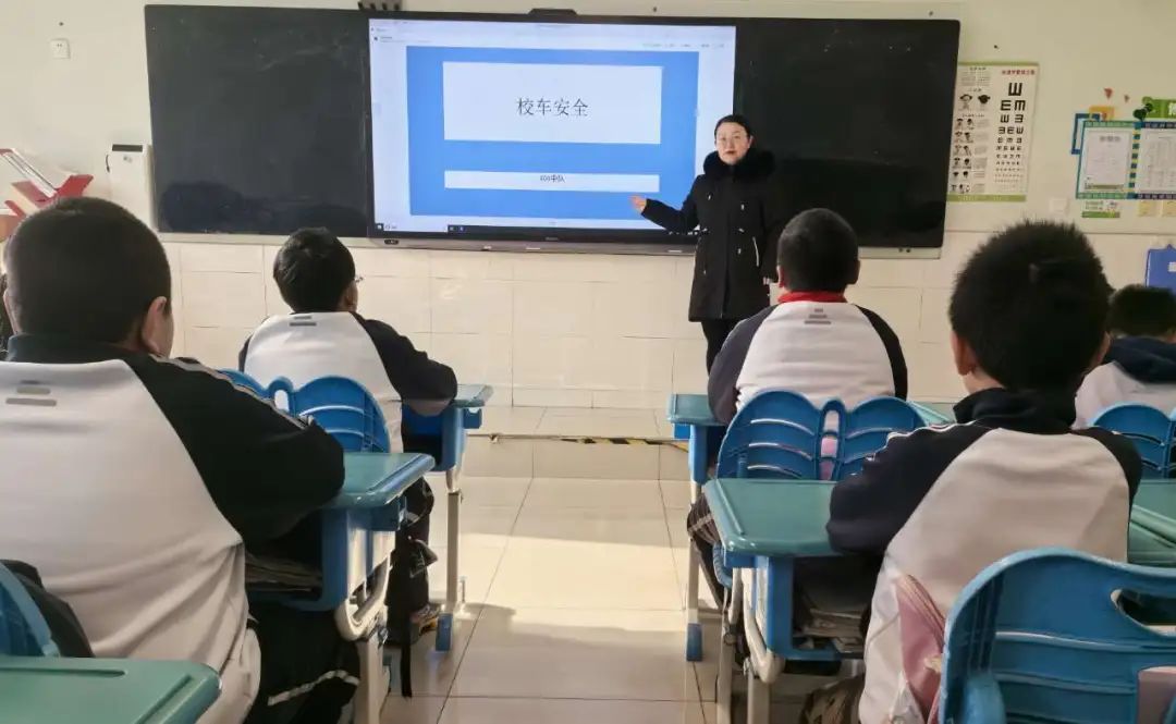 “平安校車(chē) 安全‘童’行”——黃島小學(xué)舉行交通安全之校車(chē)應(yīng)急疏散演練活動(dòng) 圖片