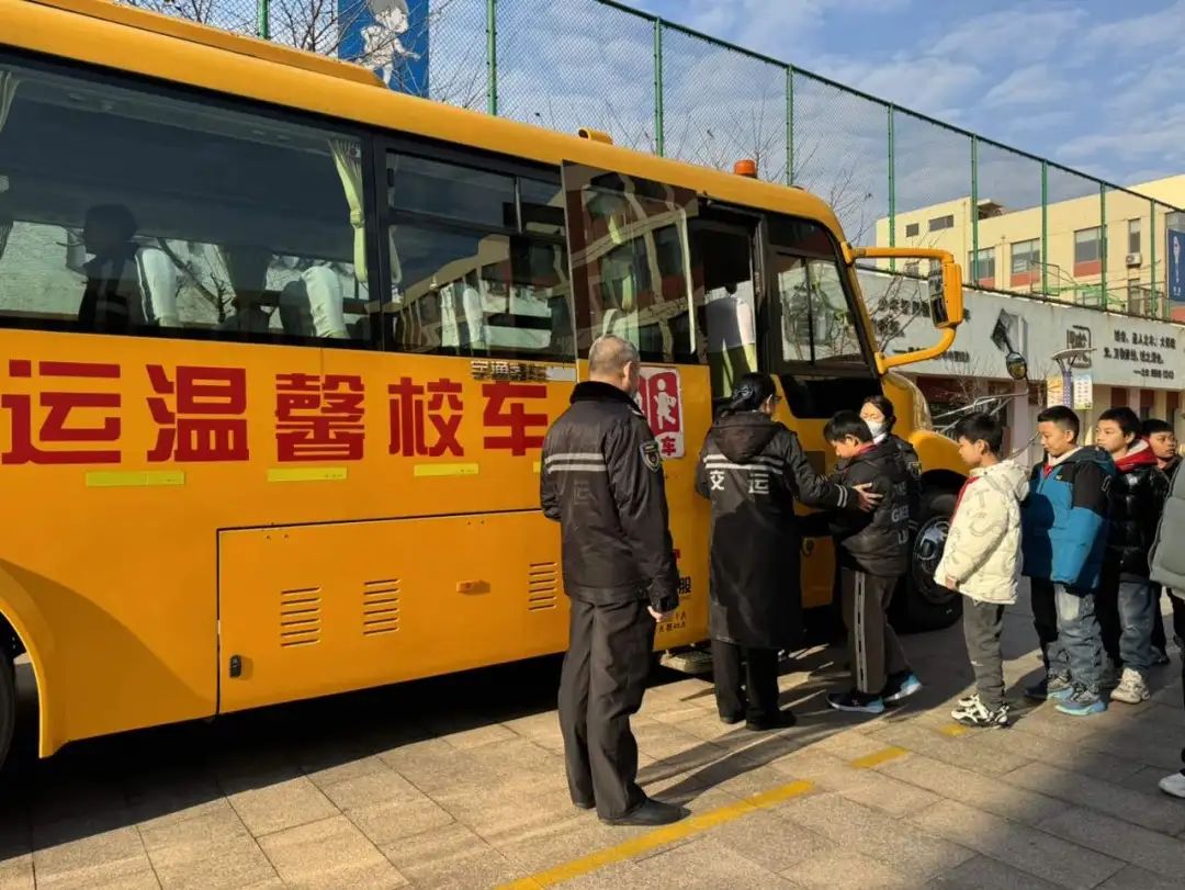 “平安校車(chē) 安全‘童’行”——黃島小學(xué)舉行交通安全之校車(chē)應(yīng)急疏散演練活動(dòng) 圖片