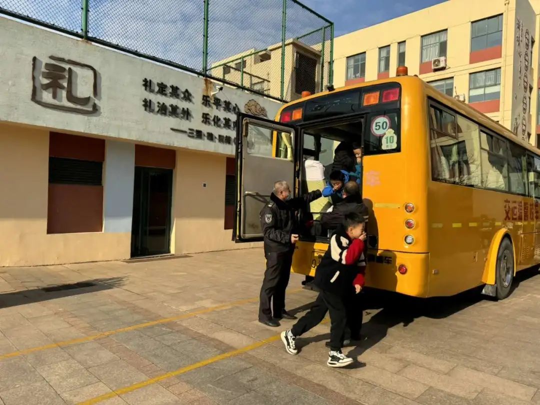“平安校車(chē) 安全‘童’行”——黃島小學(xué)舉行交通安全之校車(chē)應(yīng)急疏散演練活動(dòng) 圖片
