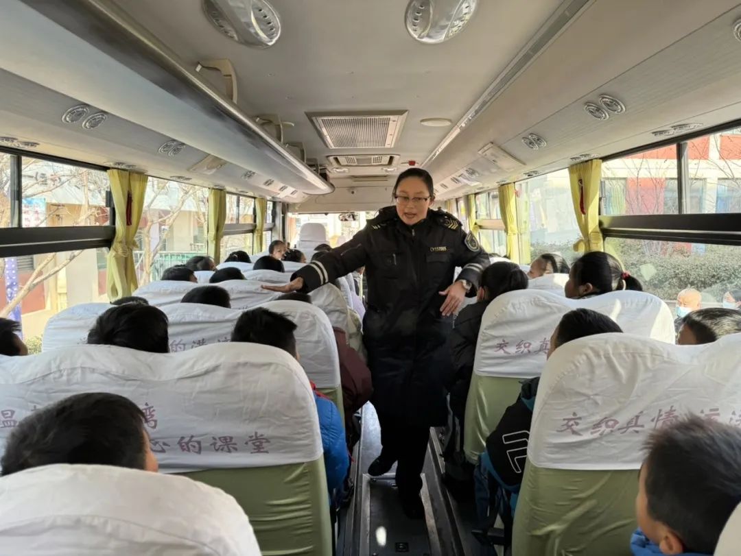 “平安校車(chē) 安全‘童’行”——黃島小學(xué)舉行交通安全之校車(chē)應(yīng)急疏散演練活動(dòng) 圖片