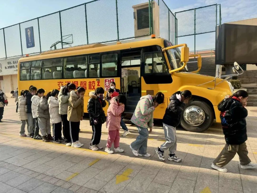 “平安校車(chē) 安全‘童’行”——黃島小學(xué)舉行交通安全之校車(chē)應(yīng)急疏散演練活動(dòng) 圖片