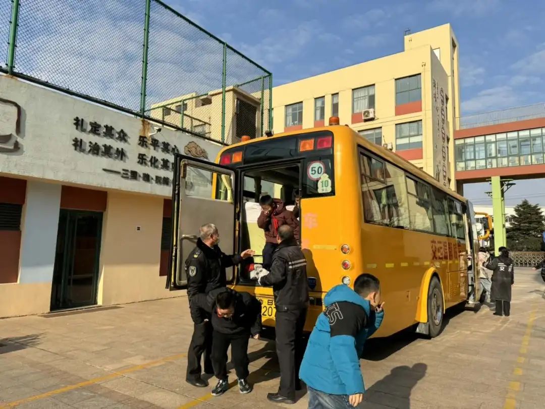 “平安校車(chē) 安全‘童’行”——黃島小學(xué)舉行交通安全之校車(chē)應(yīng)急疏散演練活動(dòng) 圖片