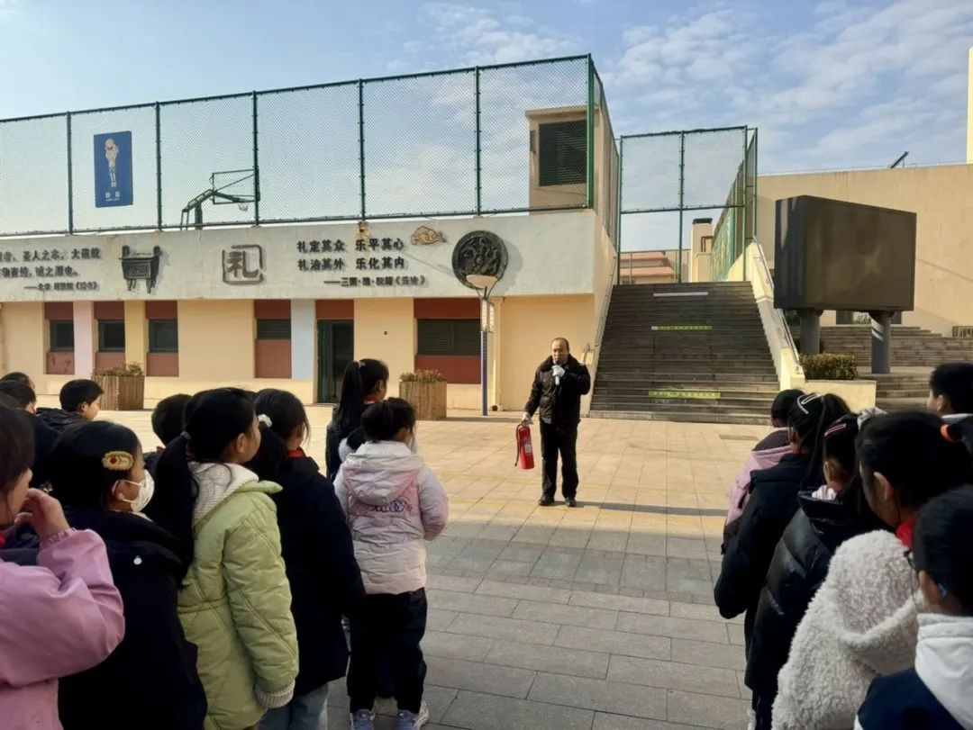 “平安校車(chē) 安全‘童’行”——黃島小學(xué)舉行交通安全之校車(chē)應(yīng)急疏散演練活動(dòng) 圖片