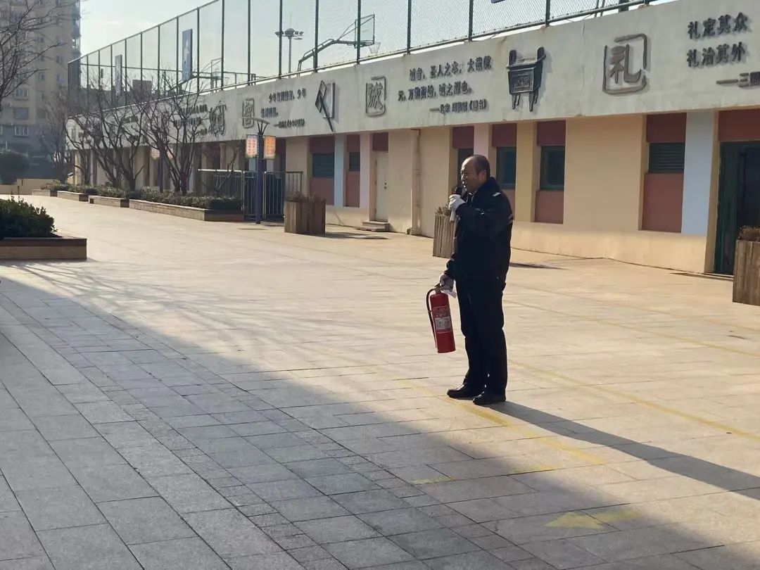 “平安校車(chē) 安全‘童’行”——黃島小學(xué)舉行交通安全之校車(chē)應(yīng)急疏散演練活動(dòng) 圖片