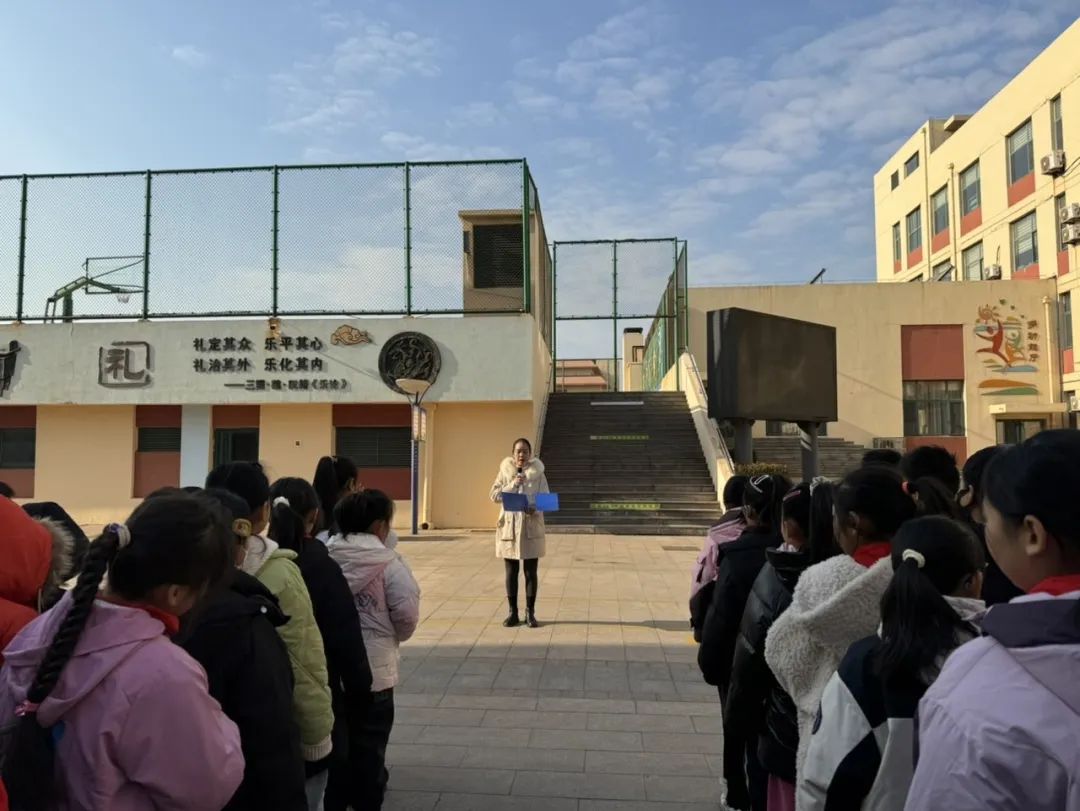 “平安校車(chē) 安全‘童’行”——黃島小學(xué)舉行交通安全之校車(chē)應(yīng)急疏散演練活動(dòng) 圖片