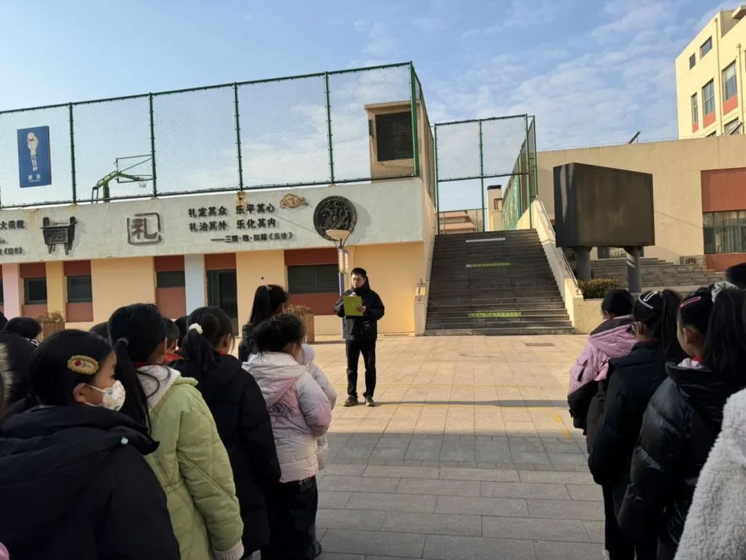 “平安校車(chē) 安全‘童’行”——黃島小學(xué)舉行交通安全之校車(chē)應(yīng)急疏散演練活動(dòng) 圖片