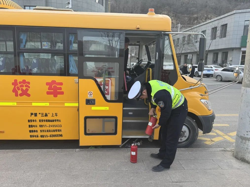 冬季行動(dòng) | 安塞交警:排查校車安全隱患 確保學(xué)生安全出行 圖片
