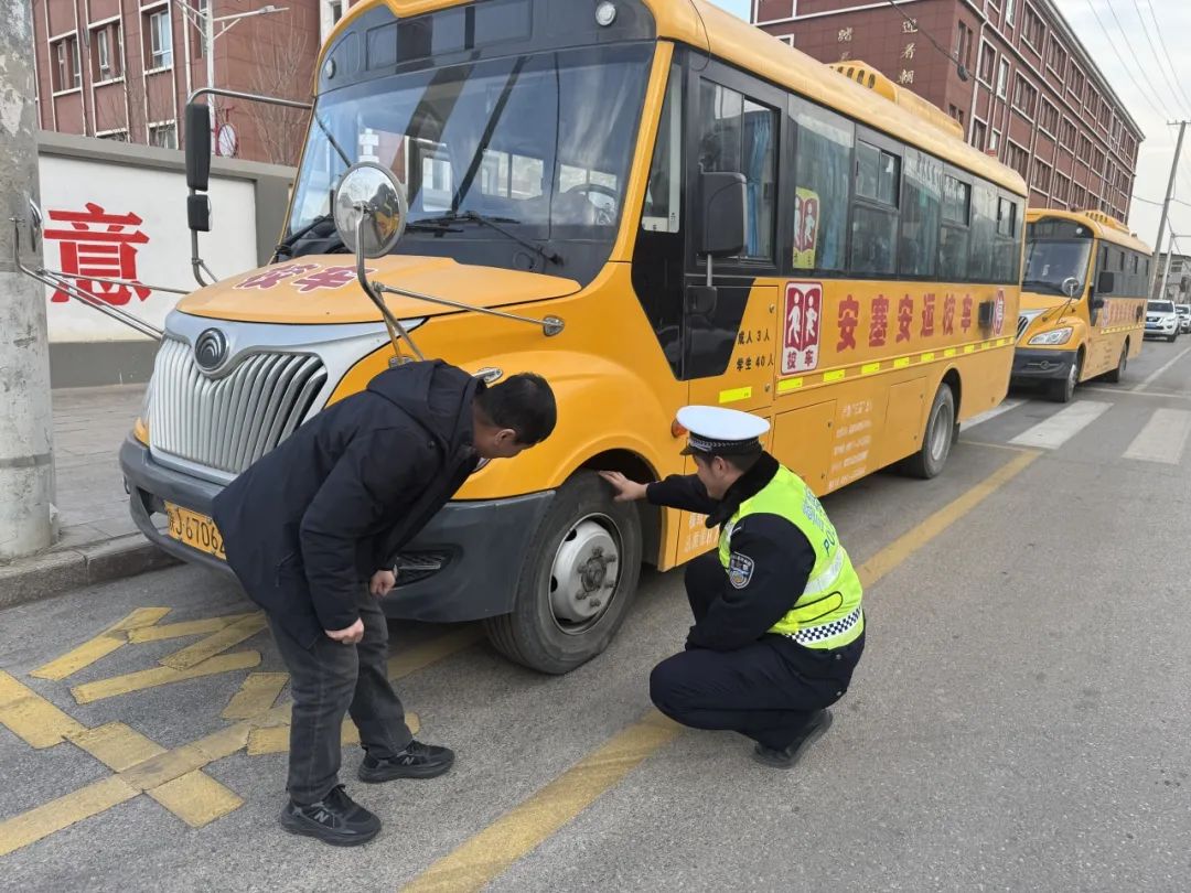 冬季行動(dòng) | 安塞交警:排查校車安全隱患 確保學(xué)生安全出行 圖片