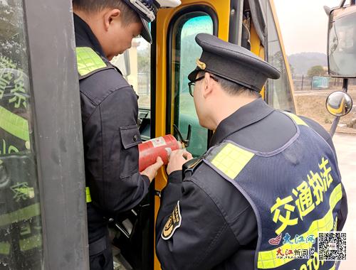 宜春市交通運(yùn)輸執(zhí)法支隊(duì):校車(chē)安全齊抓共管 全力護(hù)航學(xué)生安全 宜春市交通運(yùn)輸執(zhí)法支隊(duì):校車(chē)安全齊抓共管 全力護(hù)航學(xué)生安全