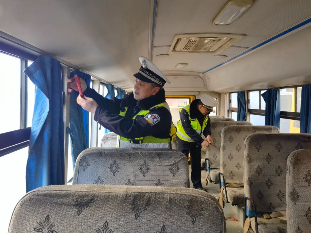 【冬季行動(dòng)】擰緊校車“安全閥” 筑牢寒假前交通安全防線 圖片