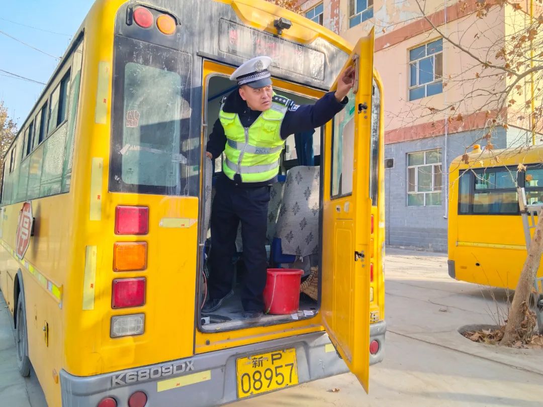 【冬季行動(dòng)】擰緊校車“安全閥” 筑牢寒假前交通安全防線 圖片