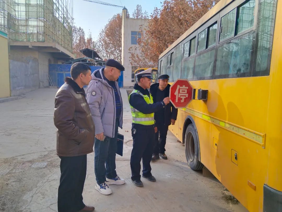 【冬季行動(dòng)】擰緊校車“安全閥” 筑牢寒假前交通安全防線 圖片