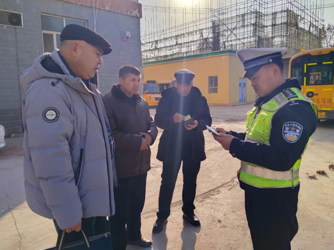 【冬季行動(dòng)】擰緊校車“安全閥” 筑牢寒假前交通安全防線 圖片