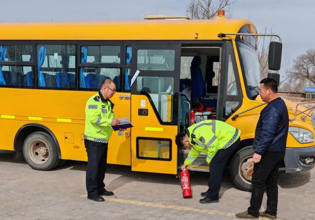 【護(hù)航開(kāi)學(xué)季】建平交警開(kāi)展校車安全大檢查工作，護(hù)航學(xué)生平安出行