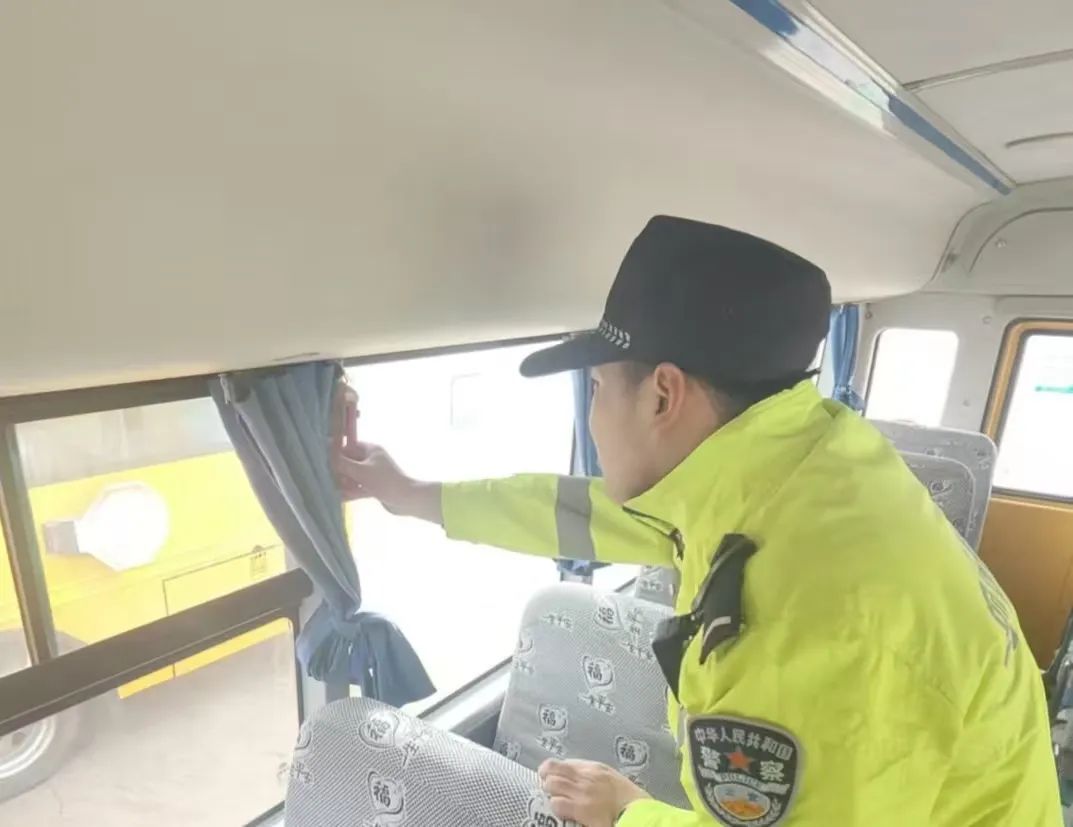 【護(hù)航開(kāi)學(xué)季】建平交警開(kāi)展校車安全大檢查工作，護(hù)航學(xué)生平安出行