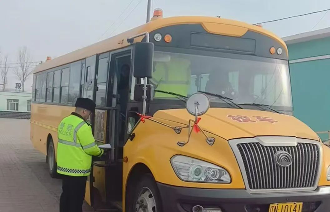 【護(hù)航開(kāi)學(xué)季】建平交警開(kāi)展校車安全大檢查工作，護(hù)航學(xué)生平安出行