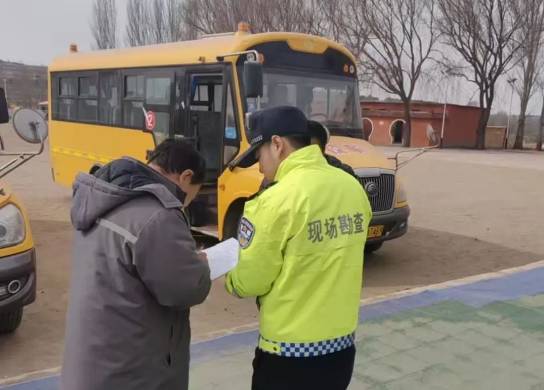 【護(hù)航開(kāi)學(xué)季】建平交警開(kāi)展校車安全大檢查工作，護(hù)航學(xué)生平安出行