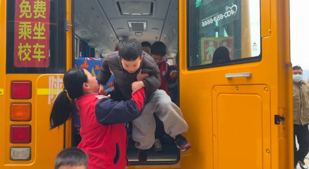 【搖籃資訊】安全乘校車 平安伴我行——金色搖籃幼兒園校車安全演練 圖片