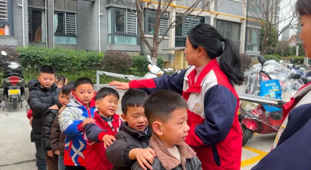 【搖籃資訊】安全乘校車 平安伴我行——金色搖籃幼兒園校車安全演練 圖片