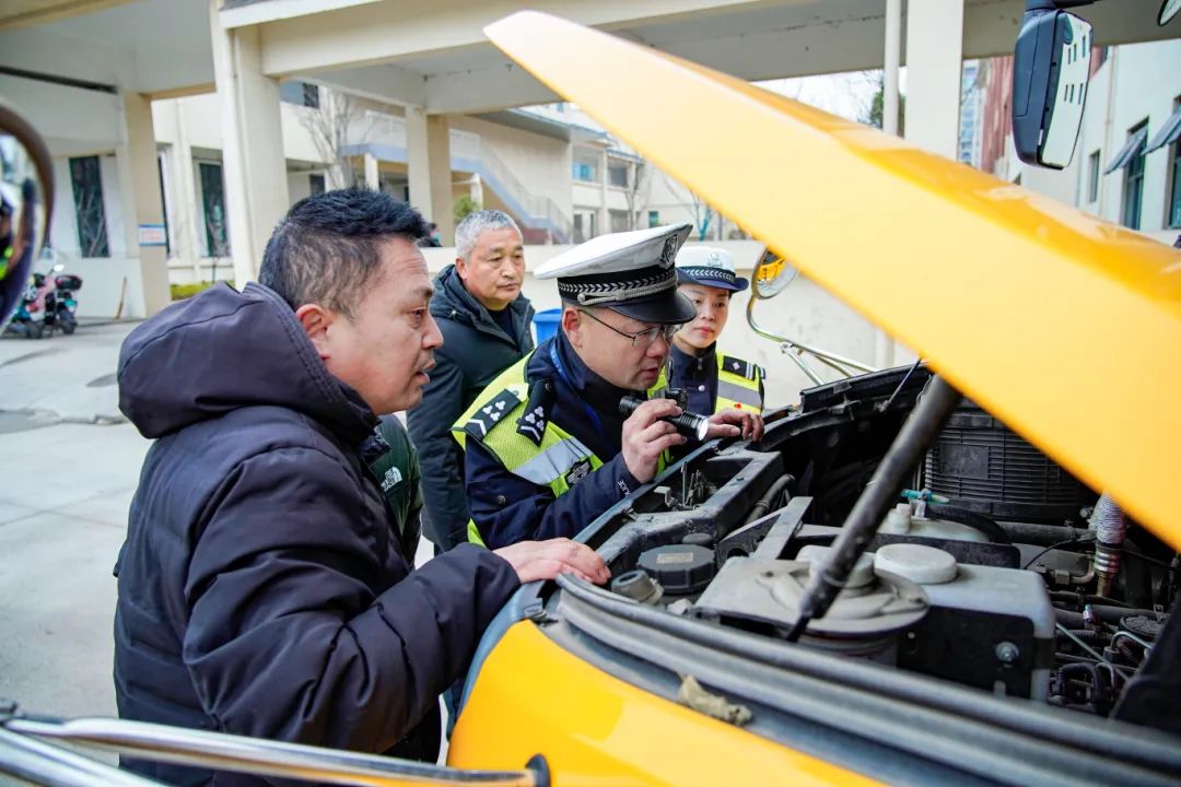 校車 “健康體檢”ing，擰緊出行“安全閥”!
