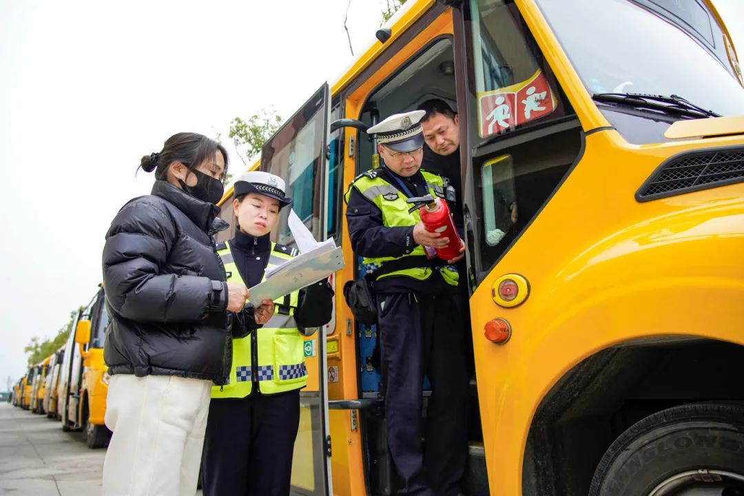 校車 “健康體檢”ing，擰緊出行“安全閥”!