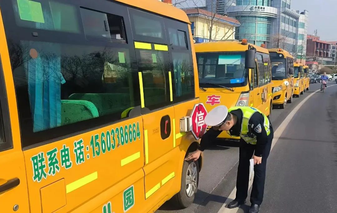 強(qiáng)化校車安全檢查 擰緊出行“安全閥” 強(qiáng)化校車安全檢查 擰緊出行“安全閥”