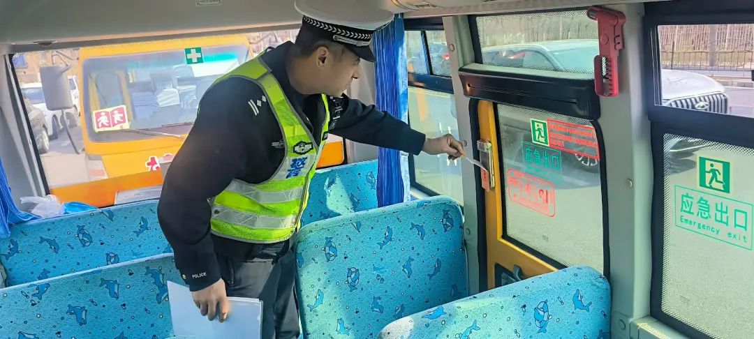 強(qiáng)化校車安全檢查 擰緊出行“安全閥” 圖片