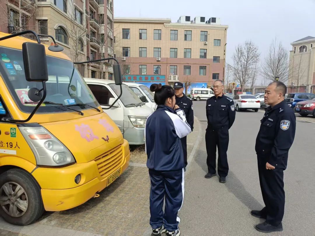 強(qiáng)化校車安全檢查 擰緊出行“安全閥” 圖片