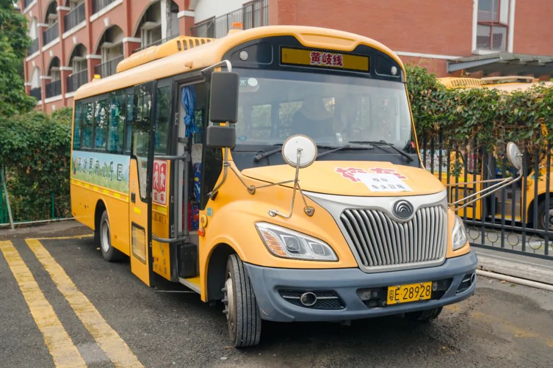 校車安全無小事，應(yīng)急演練護(hù)成長——布魯森實驗幼兒園開展校車安全演練