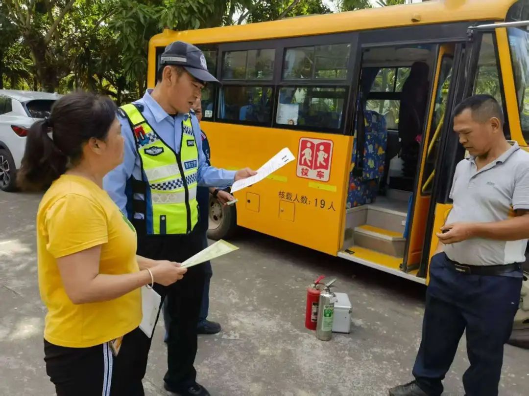 瓊中交警深入4所幼兒園開展校車安全隱患排查治理工作/ 瓊中交警深入4所幼兒園開展校車安全隱患排查治理工作