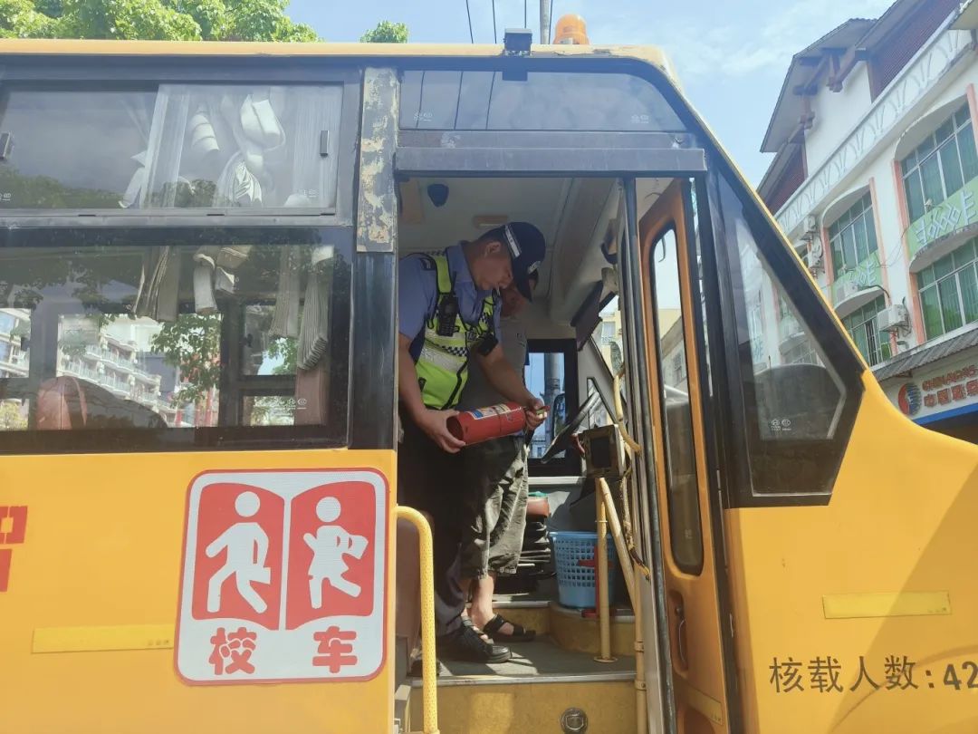 瓊中交警深入4所幼兒園開展校車安全隱患排查治理工作/ 瓊中交警深入4所幼兒園開展校車安全隱患排查治理工作