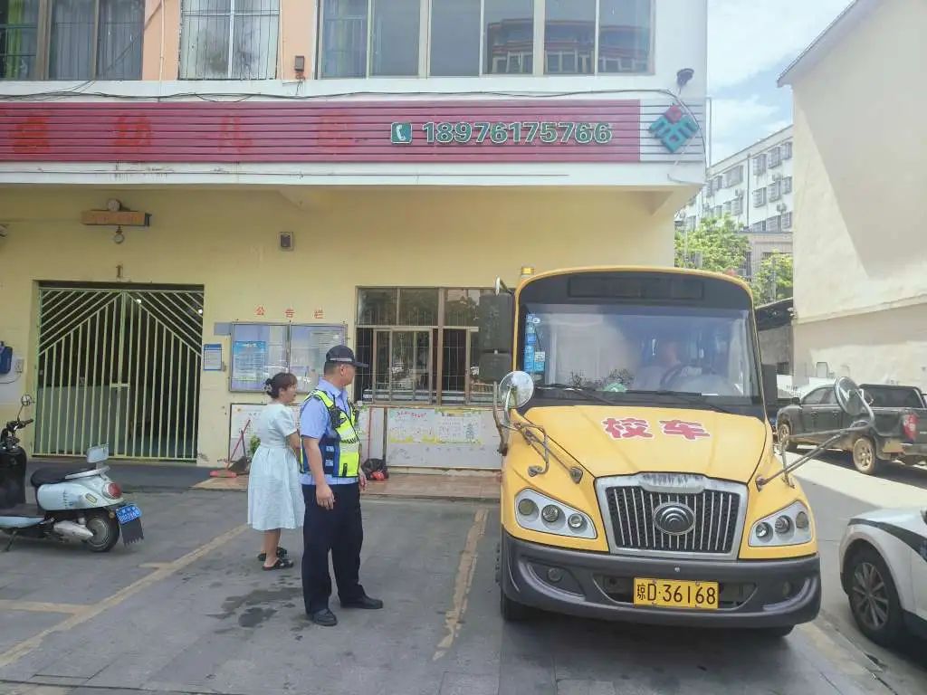 瓊中交警深入4所幼兒園開展校車安全隱患排查治理工作/ 瓊中交警深入4所幼兒園開展校車安全隱患排查治理工作