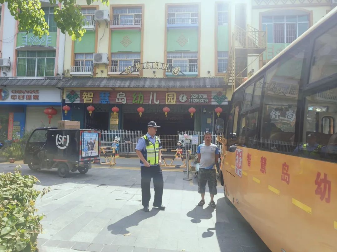 瓊中交警深入4所幼兒園開展校車安全隱患排查治理工作/ 瓊中交警深入4所幼兒園開展校車安全隱患排查治理工作