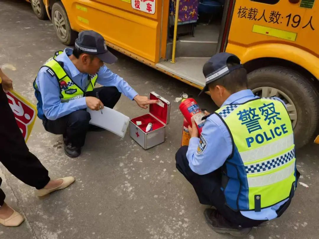 瓊中交警深入4所幼兒園開展校車安全隱患排查治理工作/ 瓊中交警深入4所幼兒園開展校車安全隱患排查治理工作