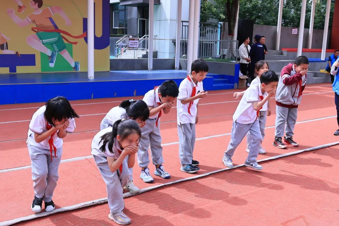 【曲江三小“名校+”教育集團(tuán)】筑牢校車安全防線 守護(hù)學(xué)生平安出行——校車安全演練活動(dòng)