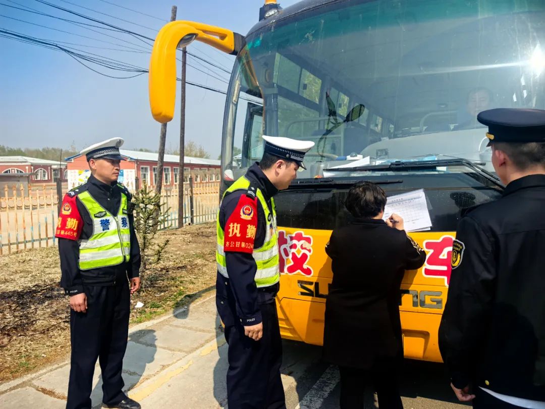 甘南公安:多部門(mén)聯(lián)合開(kāi)展校車安全專項(xiàng)檢查 織密筑牢學(xué)生出行安全網(wǎng) 圖片