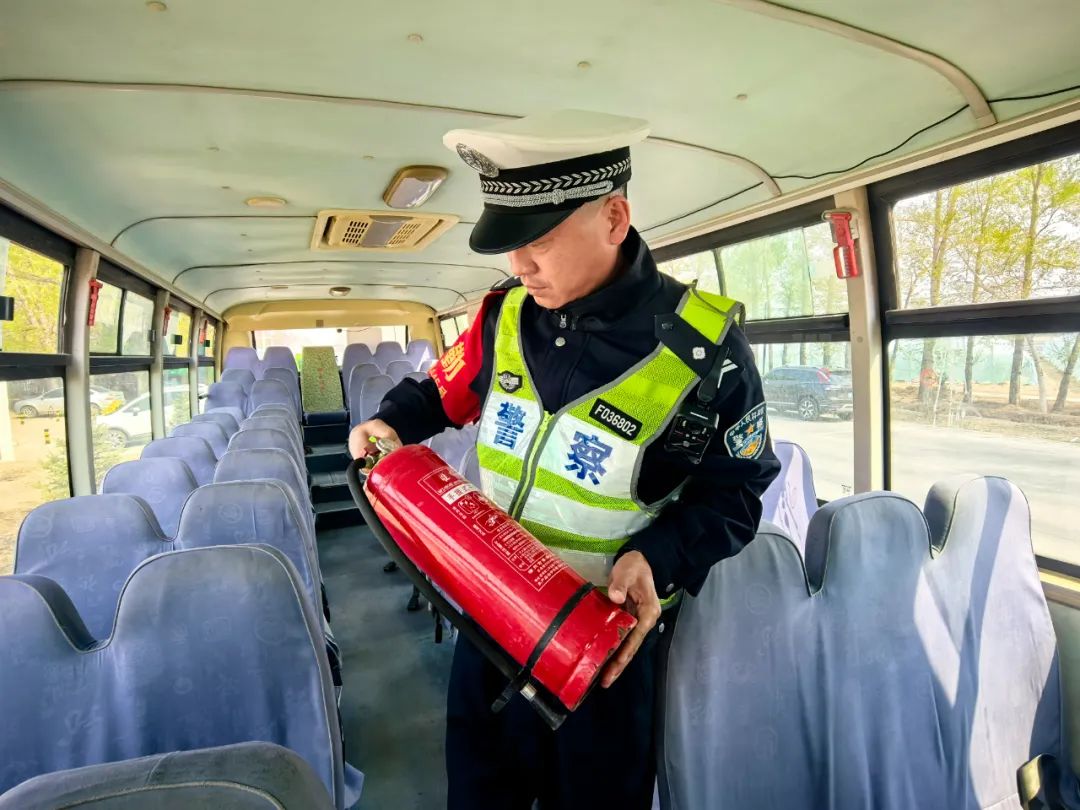 甘南公安:多部門(mén)聯(lián)合開(kāi)展校車安全專項(xiàng)檢查 織密筑牢學(xué)生出行安全網(wǎng) 圖片