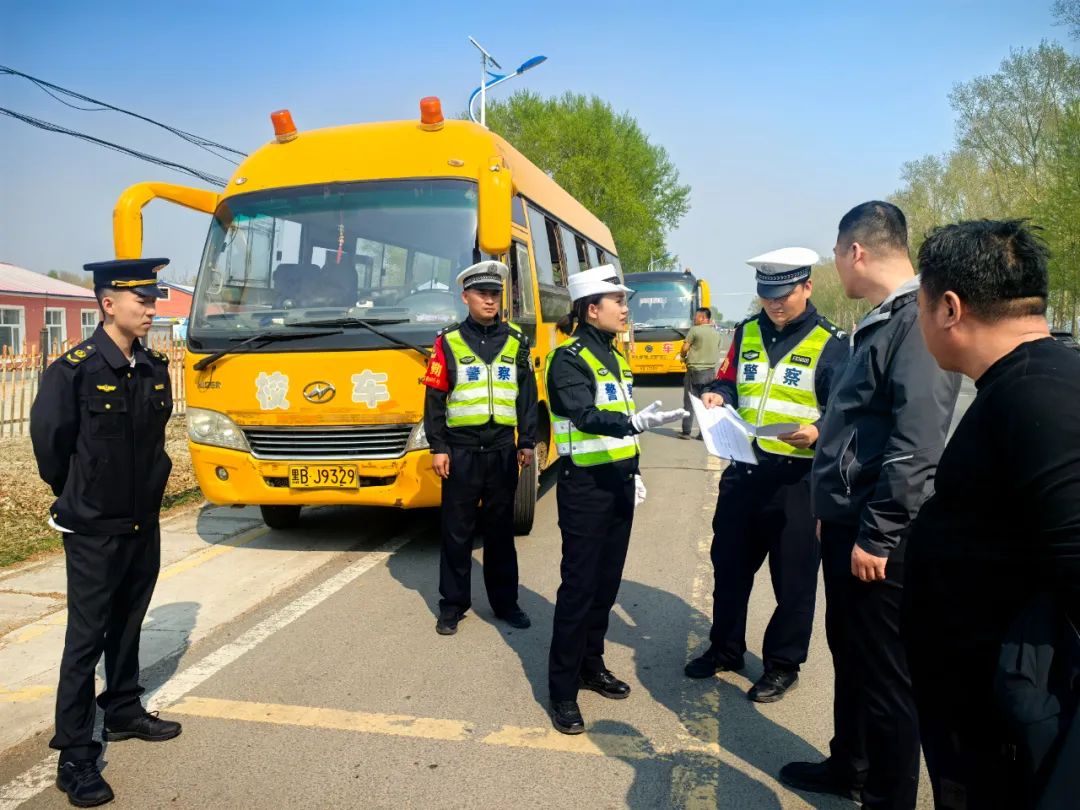 甘南公安:多部門(mén)聯(lián)合開(kāi)展校車安全專項(xiàng)檢查 織密筑牢學(xué)生出行安全網(wǎng) 圖片