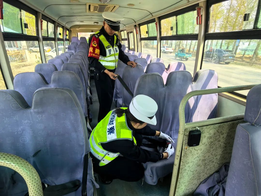 甘南公安:多部門(mén)聯(lián)合開(kāi)展校車安全專項(xiàng)檢查 織密筑牢學(xué)生出行安全網(wǎng) 圖片