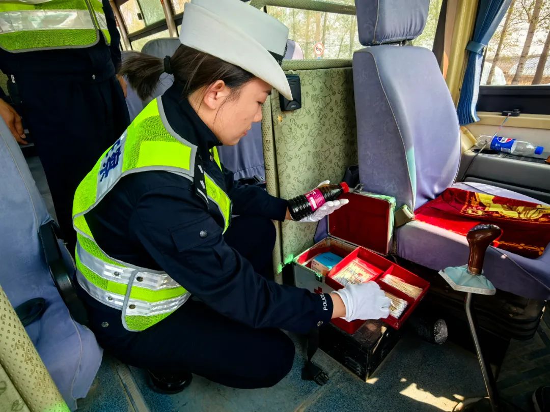 甘南公安:多部門(mén)聯(lián)合開(kāi)展校車安全專項(xiàng)檢查 織密筑牢學(xué)生出行安全網(wǎng) 圖片