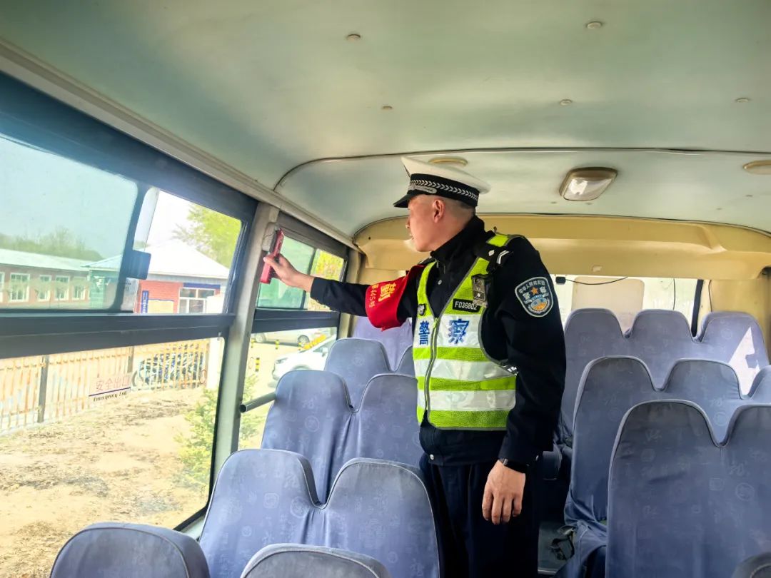 甘南公安:多部門(mén)聯(lián)合開(kāi)展校車安全專項(xiàng)檢查 織密筑牢學(xué)生出行安全網(wǎng) 圖片