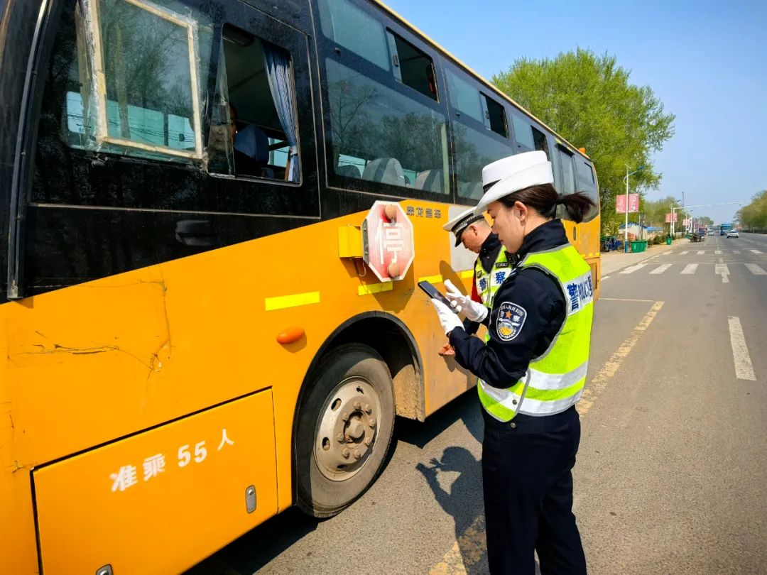 甘南公安:多部門(mén)聯(lián)合開(kāi)展校車安全專項(xiàng)檢查 織密筑牢學(xué)生出行安全網(wǎng) 圖片