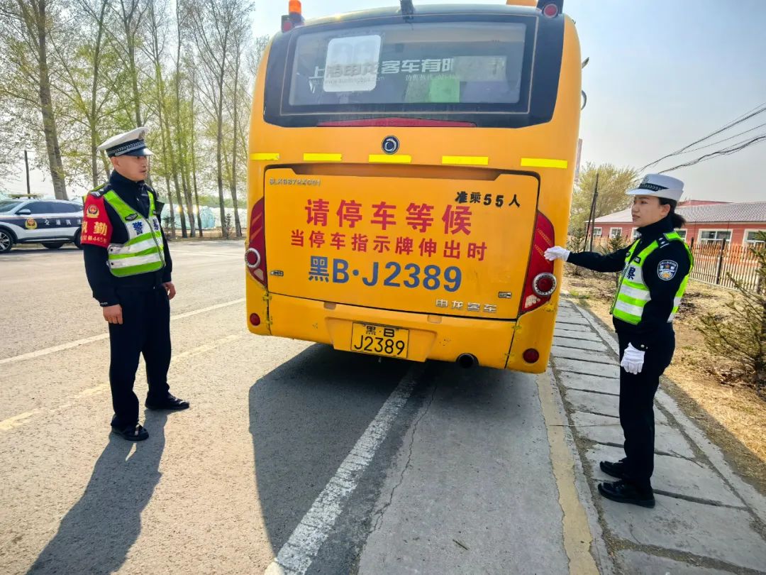 甘南公安:多部門(mén)聯(lián)合開(kāi)展校車安全專項(xiàng)檢查 織密筑牢學(xué)生出行安全網(wǎng) 圖片